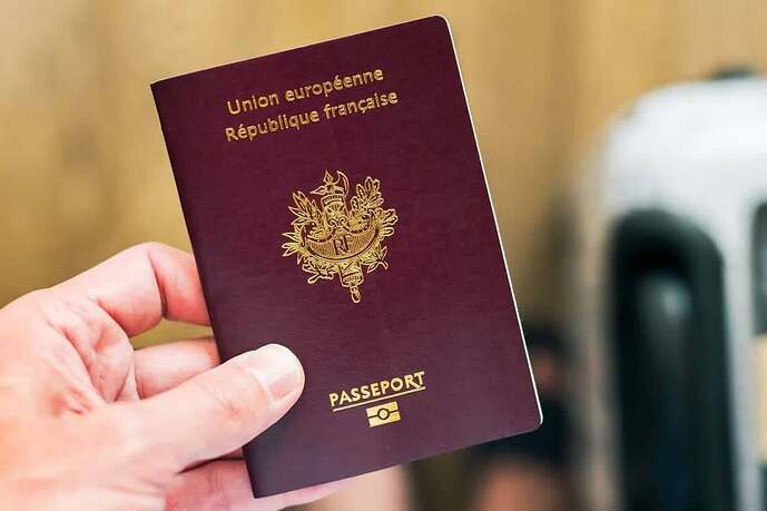Naturalisation par décret : Passeport Français