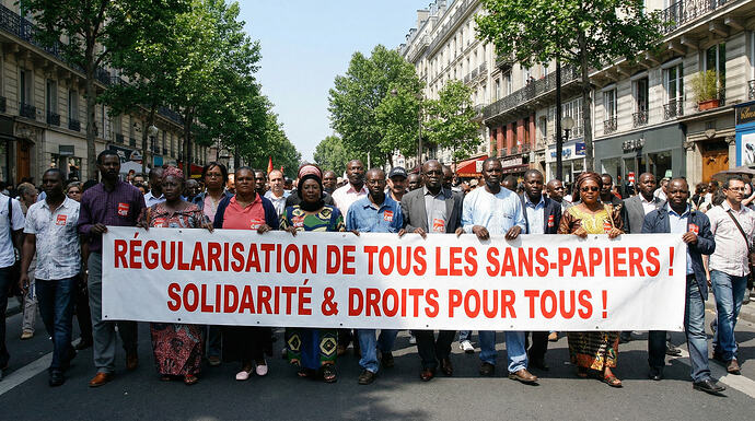 Régularisation des sans-papiers en France en 2026 : conditions et démarches de l’admission exceptionnelle au séjour